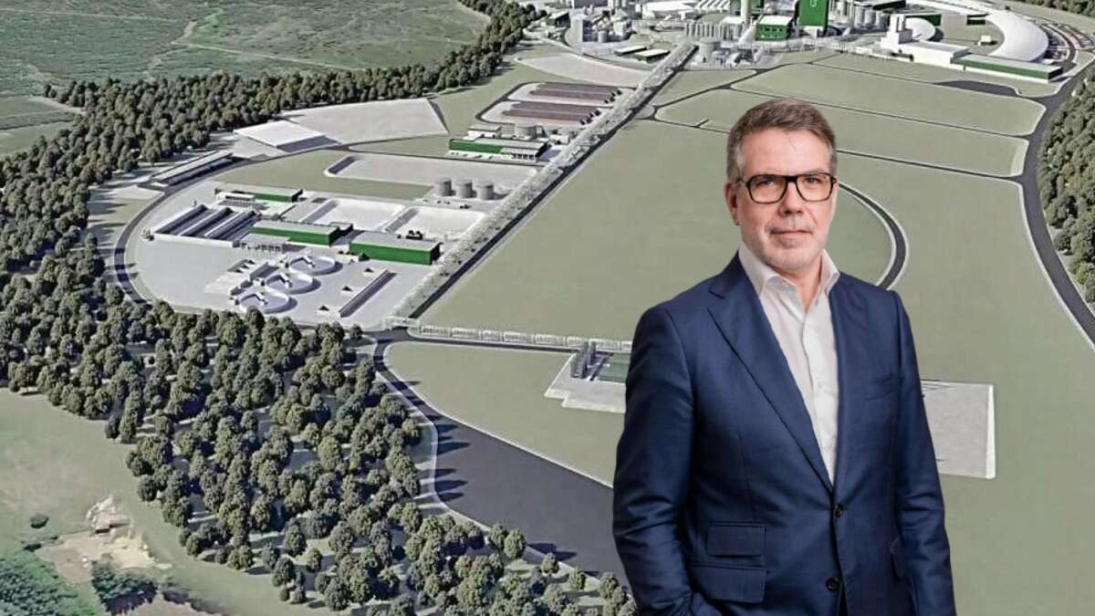 José Soares de Pina, CEO de Altri, con el proyecto para la fábrica de fibras textiles de Palas de Rei de fondo