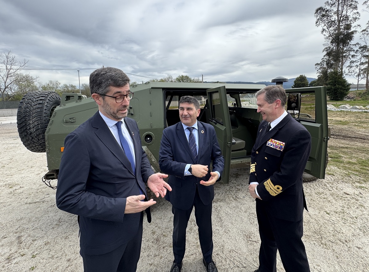 Justo Sierra, presidente de Urovesa, a la izquierda, enseña las instalaciones de la compañía en Valga al delegado del Gobierno en Galicia, Pedro Blanco, en el centro.