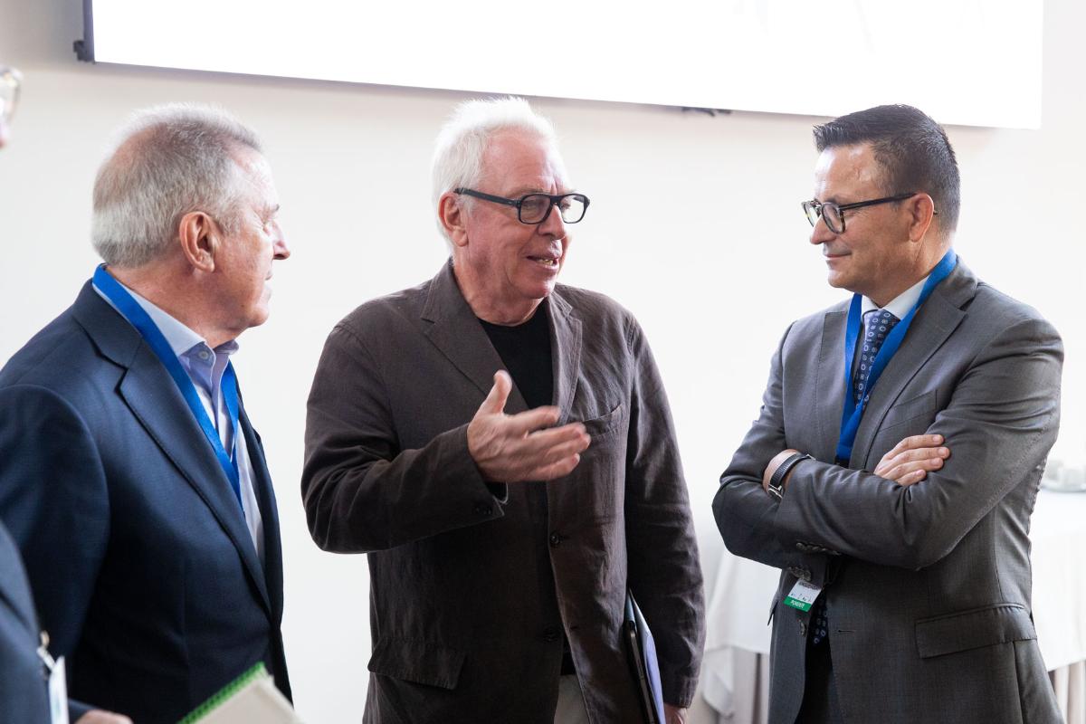 De izquierda a derecha, el presidente de la Fundación Arume, José Carballo; el de la Fundación RIA, David Chipperfield; y el conselleiro José González / Xunta
