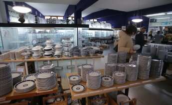 Vajillas de cerámica de Sargadelos a la venta en un outlet organizado en la fábrica de Cerámica de Sargadelos, en Cervo.