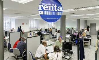 Imagen de archivo de una oficina de la Agencia Tributaria durante la campaña de la Renta / Europa Press