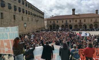 Cientos de personas claman en Santiago contra "el negocio de la vivienda" y la especulación inmobiliaria / Europa Press
