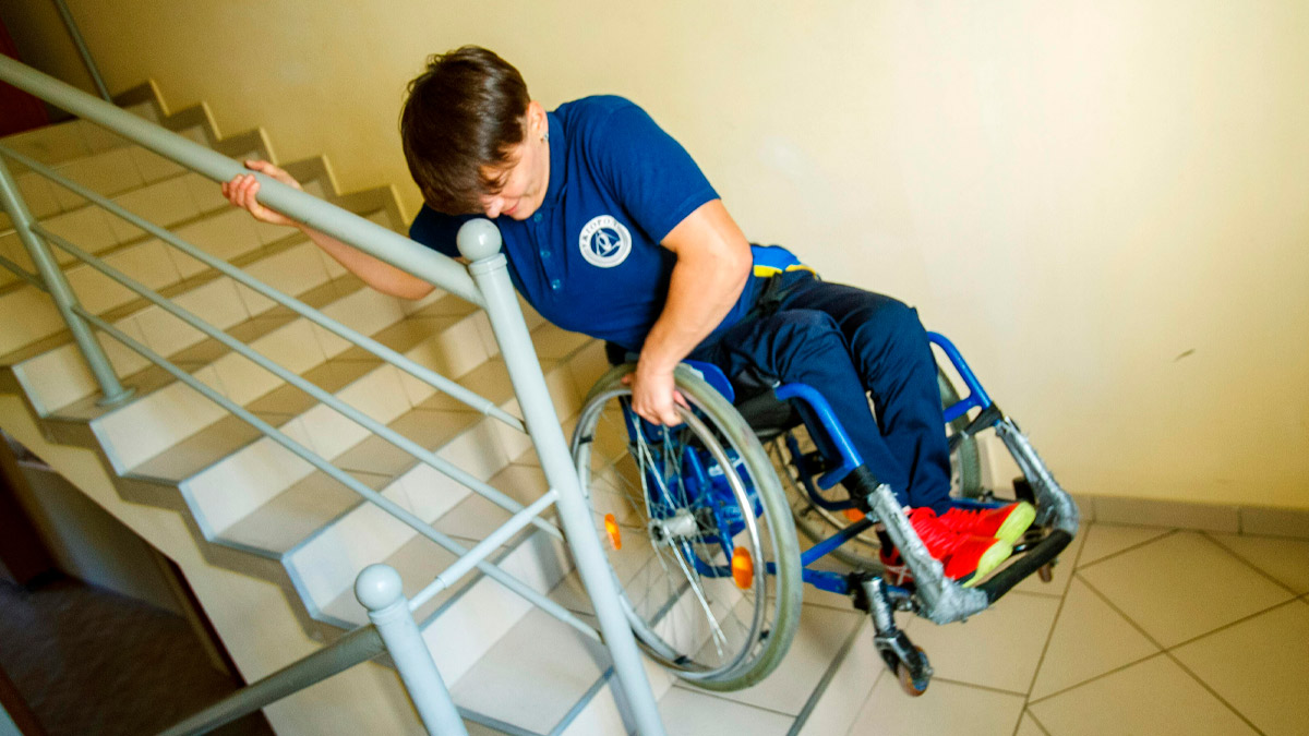 Persona en silla de ruedas bajando una escalera