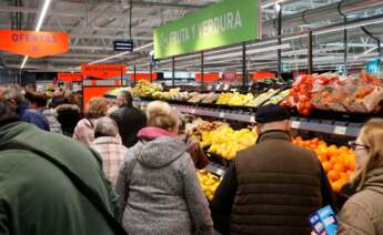 Gente comprando en un supermercado de Aldi