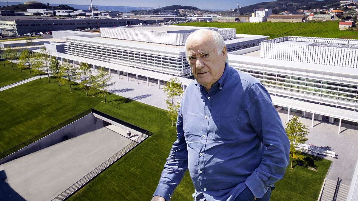 Amancio Ortega, en una imagen de EFE en Casas Novas, con la sede de Inditex en Arteixo al fondo