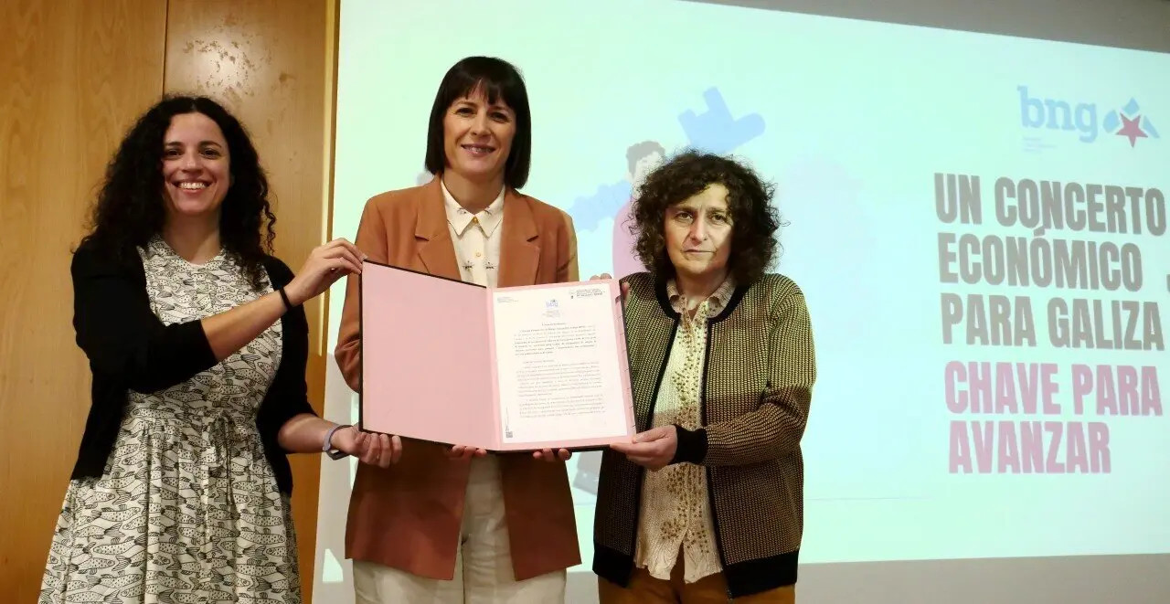 La portavoz parlamentaria de facenda del BNG, Noa Presas, la portavoz nacional del BNG, Ana Pontón, y la alcaldesa de Santiago, Goretti Sanmartín. - BNG
