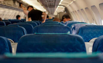 Personas en el interior de un avión