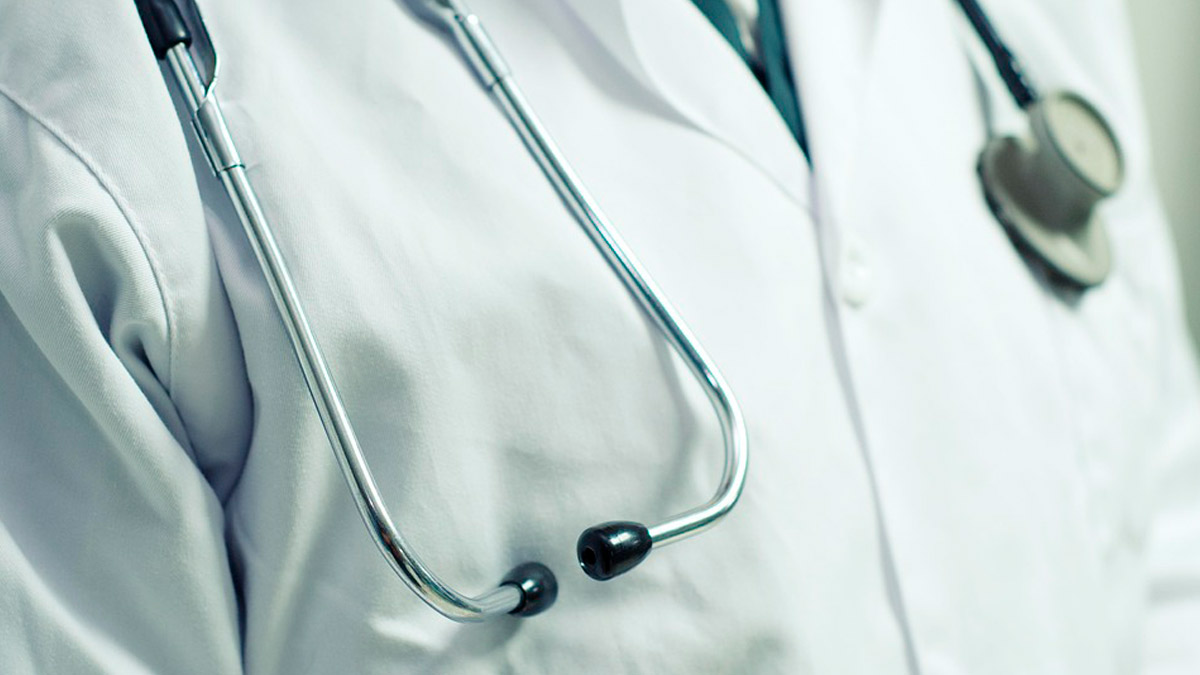 médico de cabecera en consulta