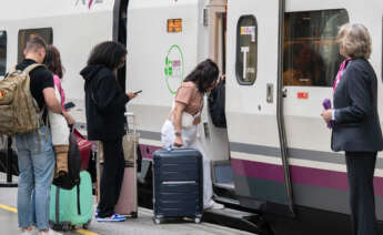Viajeros subiéndose a un tren de la empresa Renfe