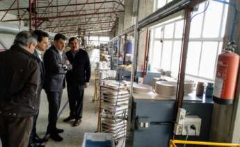 Román Rodríguez, conselleiro de Cultura, y Segismundo García, dueño de Sargadelos, en la fábrica de Cervo