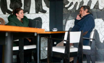 El propietario de Sargadelos, Segismundo García, charla en la cafetería del complejo industrial con la alcaldesa de Cervo, Dolores García