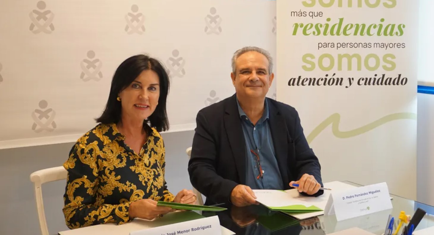 La Colegio de Enfermería de Ourense, María José Menor, junto a Pedro Fernández Miguélez, exdirector territorial de DomusVi en el Sur de Galicia y Castilla y León / DomusVi