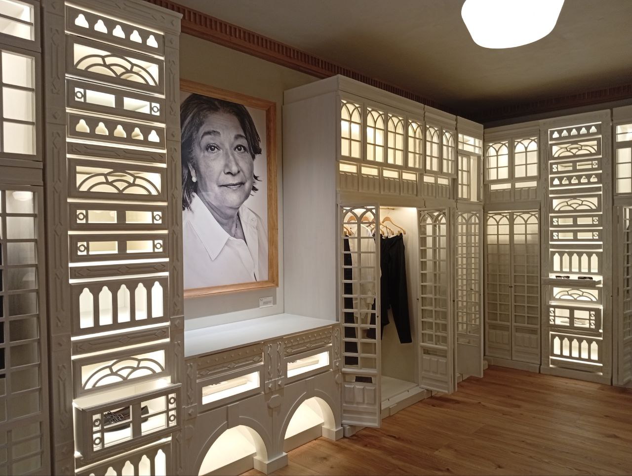 Interior de la primera tienda de Zara, en la coruñesa calle Juan Flórez, que en su 50 aniversario rinde homenaje a las primeras empleadas.