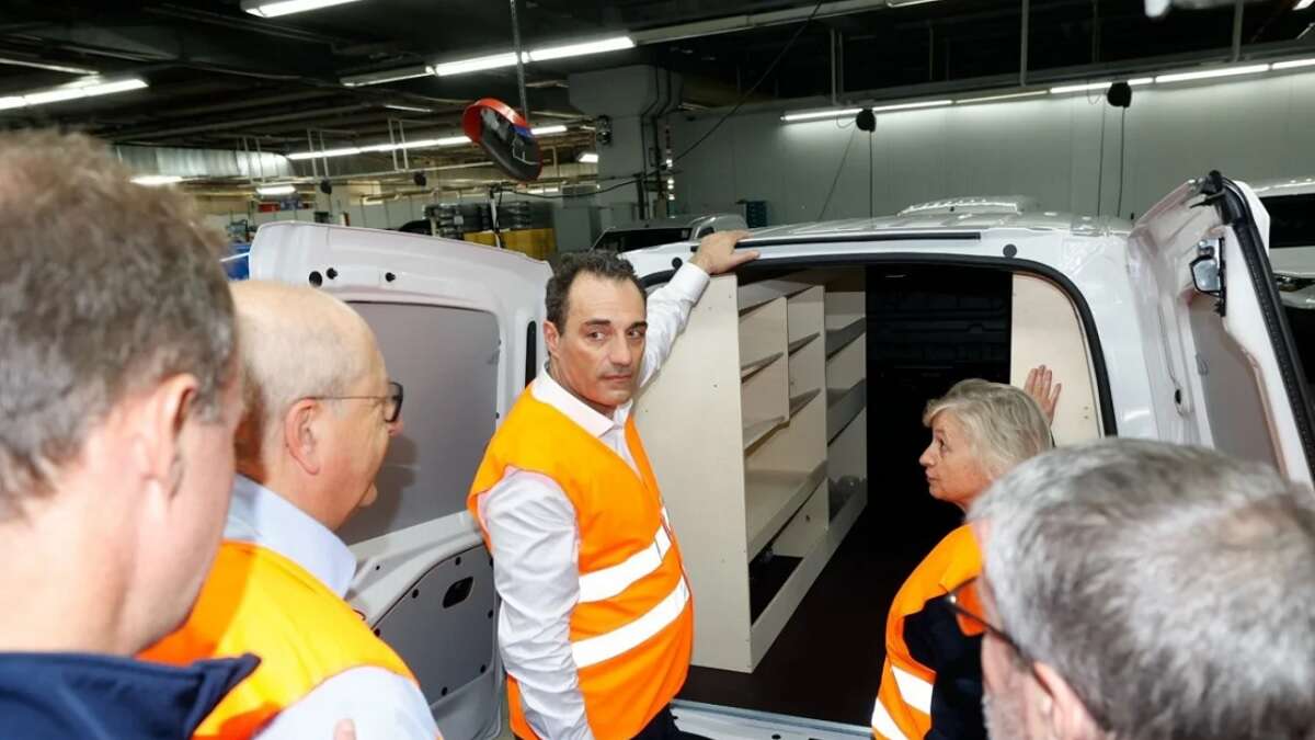 Antonio Filosa, el nuevo CEO de Stellantis, visita la fábrica de Balaídos en Vigo, tras su paso por Francia e Italia