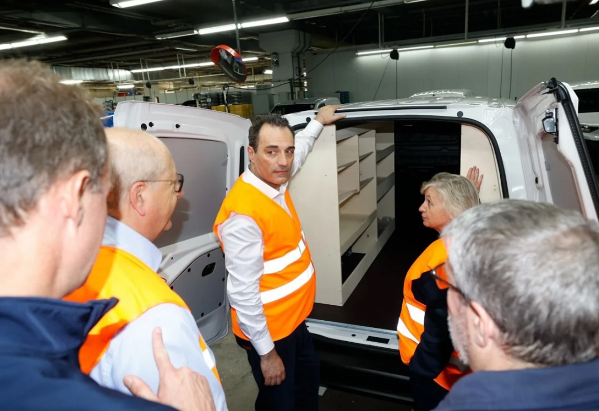 Antonio Filosa, el nuevo CEO de Stellantis, visita la fábrica de Balaídos en Vigo, tras su paso por Francia e Italia