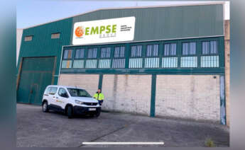 un trabajador de Empse Group a la puerta de la planta de Narón