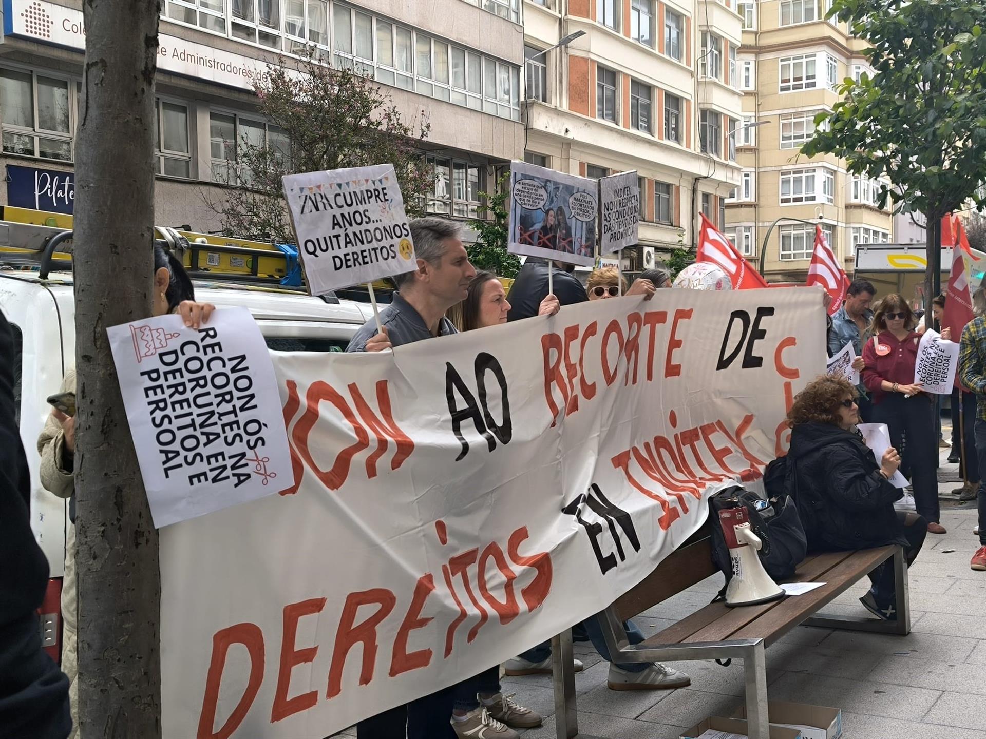 Concentración convocada por la CIG delante de la tienda de Zara reformada debido al 50 aniversario de la firma y situada en la calle Juan Flórez, de A Coruña.