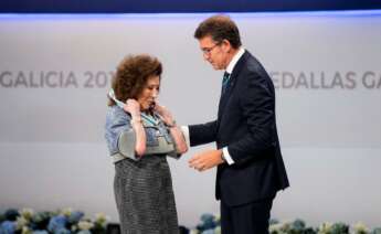 Isabel Castelo junto a Alberto Núñez Feijóo en 2017 con motivo de la entrega de la medalla de oro de Galicia / Xunta