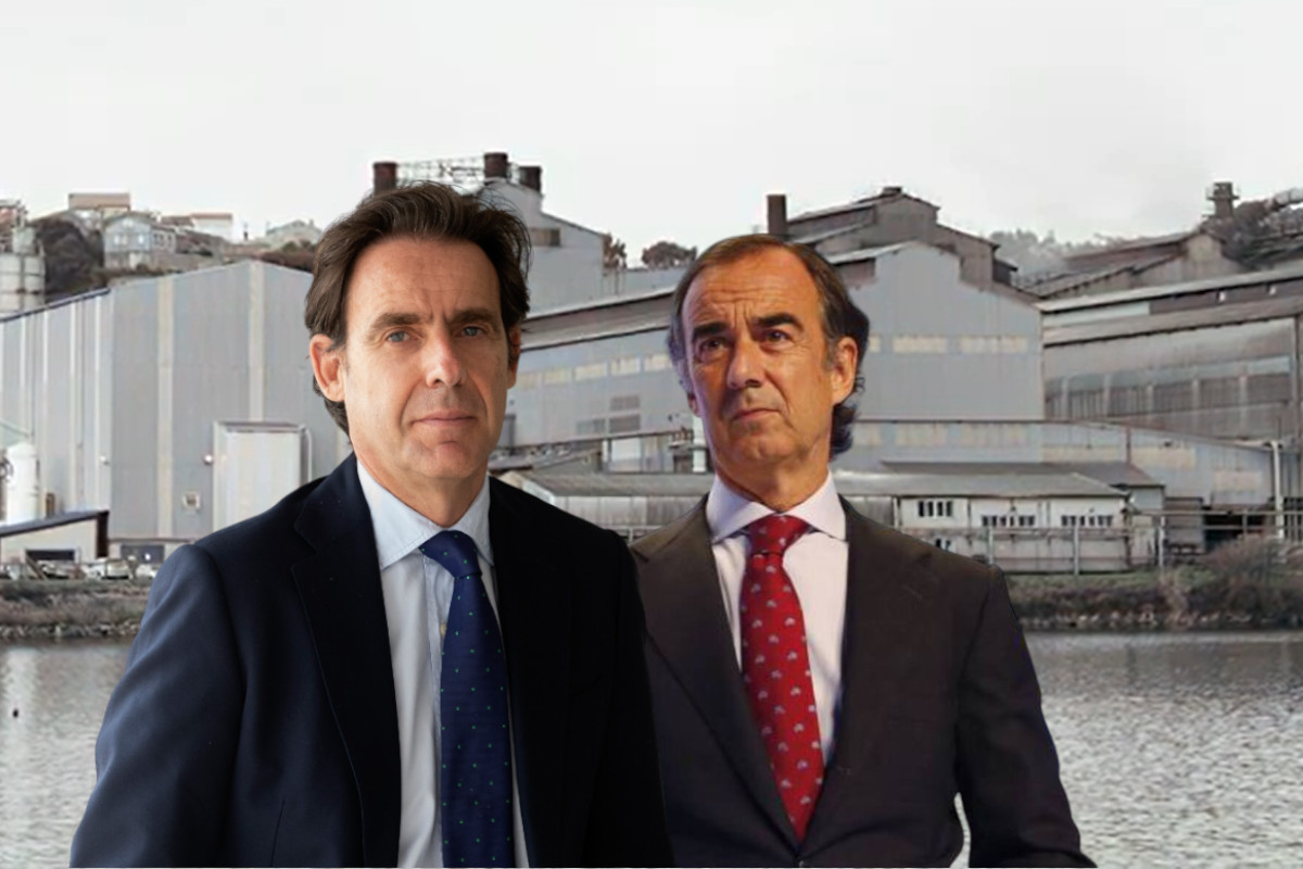 Javier López Madrid y Juan Villar Mir con la planta de Ferroglobe en Sabón de fondo / EDG