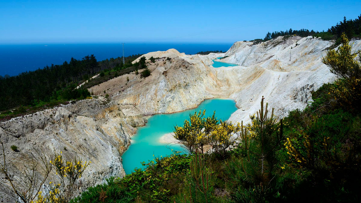 Balsas mineras en la zona de explotación de áridos en Monte Neme, entre Carballo y Malpica
