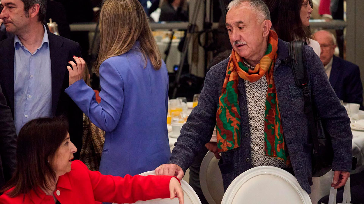 La ministra de Defensa, Margarita Robles, y el secretario general de UGT, Pepe Álvarez, durante un desayuno informativo organizado por Fórum Europa, en el Hotel Mandarin Oriental Ritz
