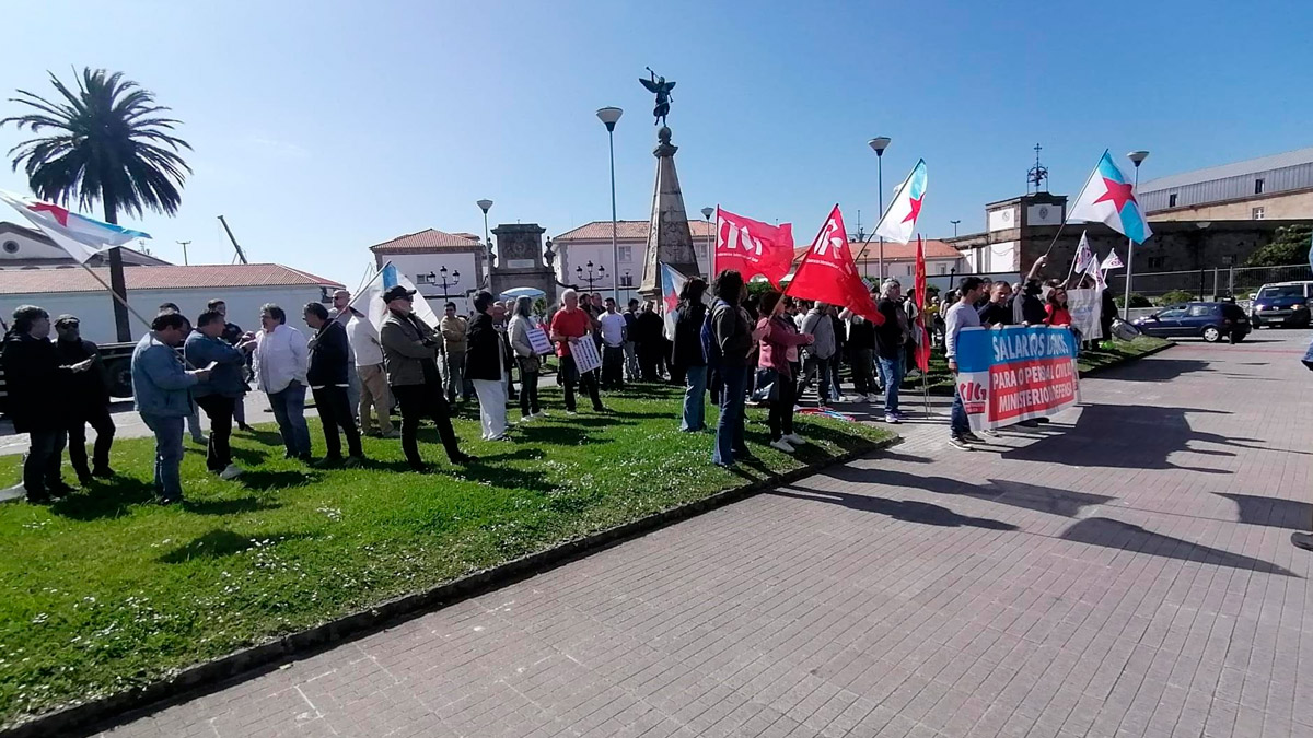 Concentración de personal civil del Arsenal de Ferrol para pedir condiciones laborales dignas al Ministerio de Defensa