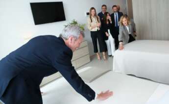 Alfonso Rueda y Flora Pérez Marcote, mujer de Amancio Ortega, en la nueva residencia de Eirís (A Coruña). Al fondo, la conselleira de Política Social, Fabiola García; la alcaldesa de A Coruña, Inés Rey; el CEO de Pontegadea, Roberto Cibeira; y José Arnau, vicepresidente de Inditex y Pontegadea / Xunta