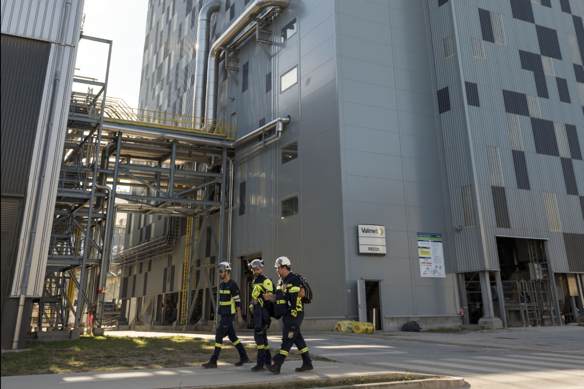Trabajadores en la fábrica Biotek de Altri