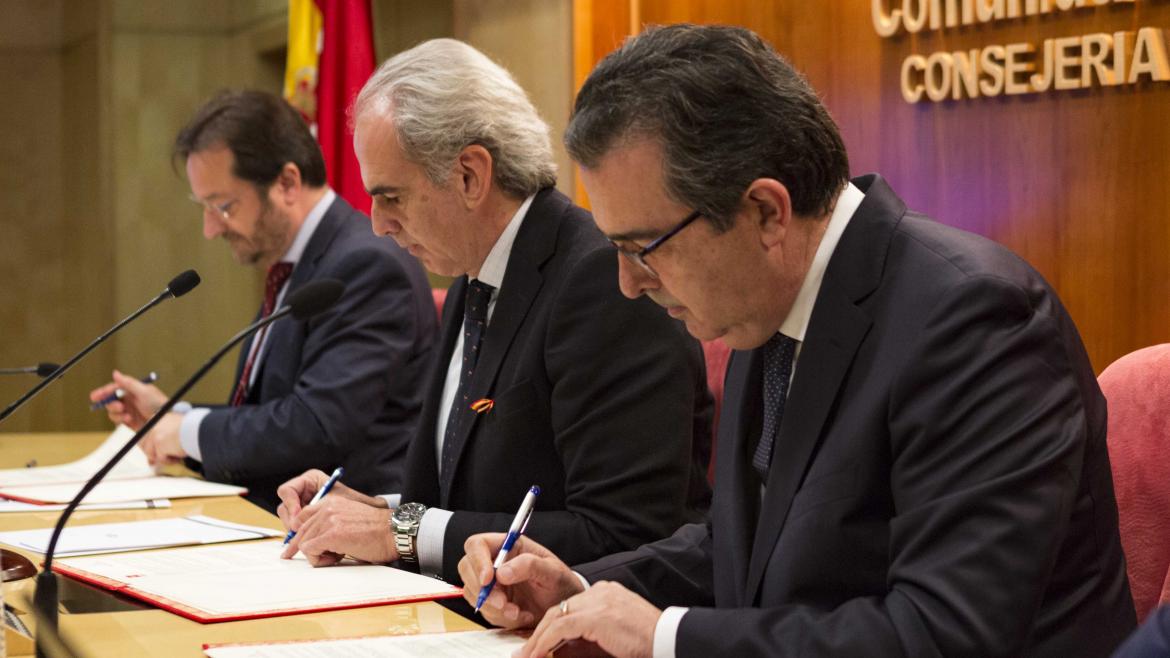 José Arnau, a la derecha, en una foto de archivo firmando una donación de la Fundación Amancio Ortega a la Comunidad de Madrid para la adquisición de equipos contra el cáncer para los hospitales públicos.