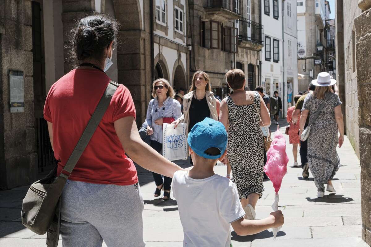 Un grupo de personas camina por las calles de Santiago de Compostela durante las fiestas de la Ascensión / Europa Press