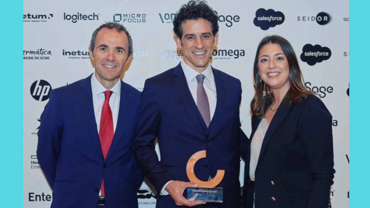 Gonzalo Redondo, en el centro de la imagen, recibe como CEO de D3 el premio a la supercomputación y la inteligencia artificial en los Premios Computing 2022