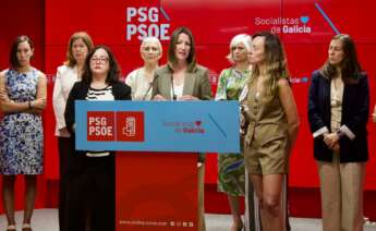 La secretaria de Organización del PSdeG, Lara Méndez, en rueda de prensa junto a distintas mujeres del partido - PSDEG