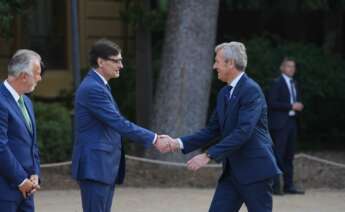 Alfonso Rueda saluda a Salvador Illa a su llegada a la Conferencia de Presidentes / Europa Press