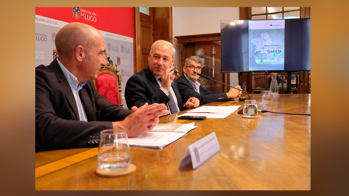 Julián Rodríguez, director de Economía Digital Galicia; José Tomé, presidente de la Deputación de Lugo; y Xosé Gabriel, coordinador del Atlas Urbano de la Sostenibilidad en Galicia