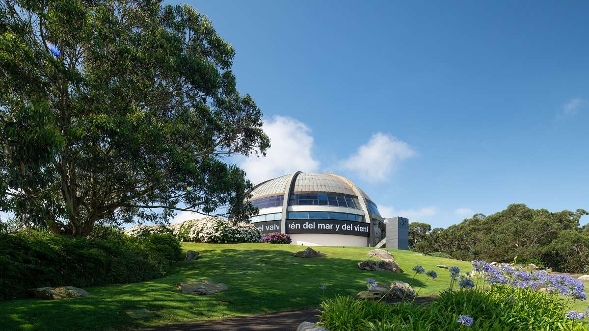 Zara amplía las actividades en la ciudad de su 50 aniversario con la restauración y apertura a partir del próximo 3 de julio de la Cúpula del Monte de San Pedro, en A Coruña, con una instalación cinética creada por la artista británica Es Devlin
