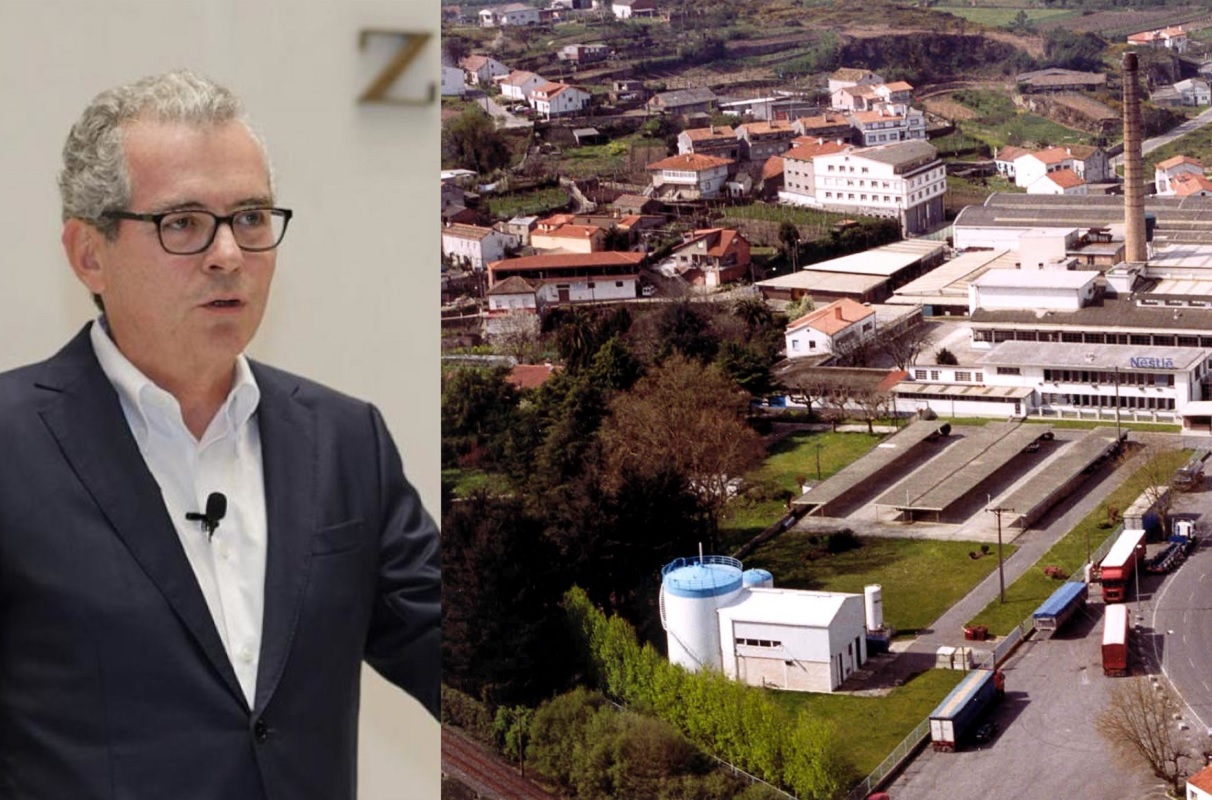 Pablo Isla, en una foto de archivo cuando era presidente de Inditex, al lado de una imagen de la factoría de Nestlé en Pontecesures (Pontevedra)