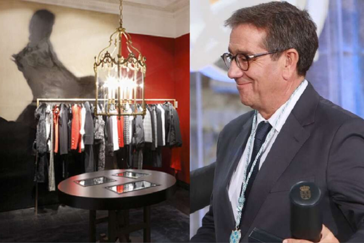 Jesús Domínguez al lado de un establecimiento de Carolina Herrera