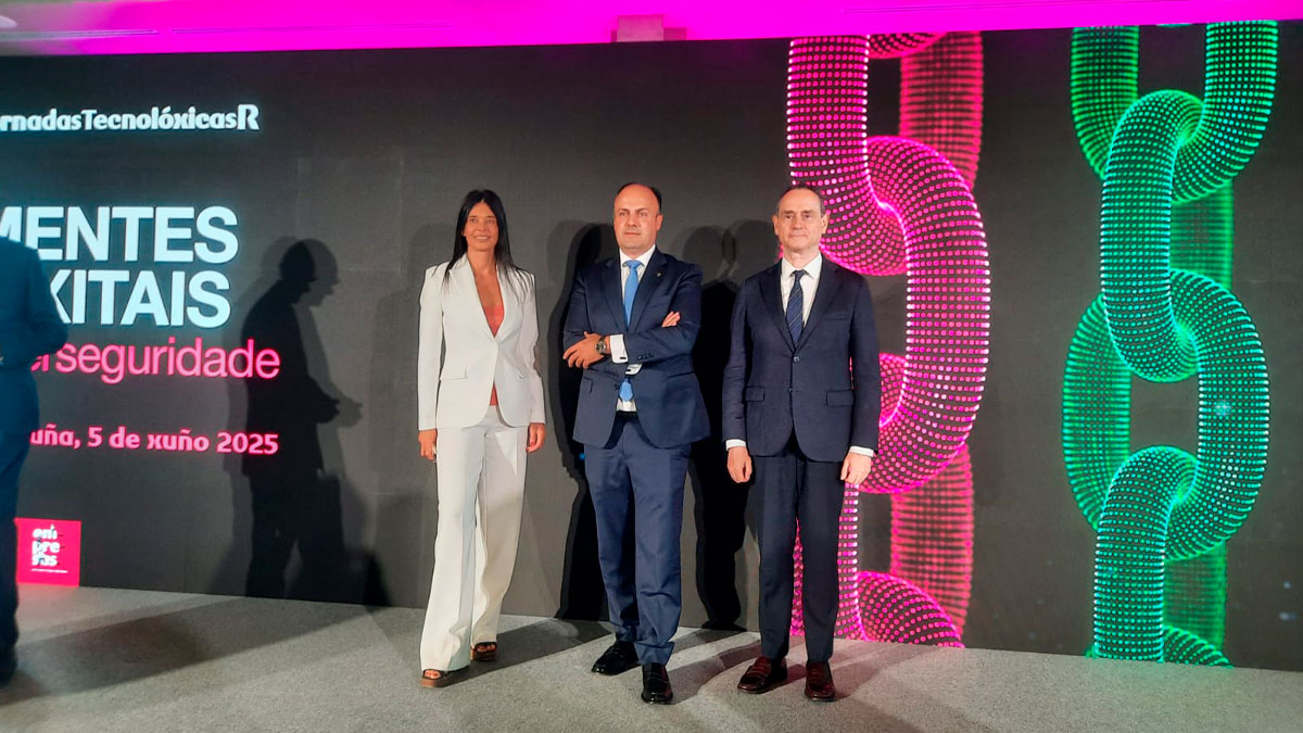 Silvia Leal,experta internacional en tecnología y tendencias de futuro; Alfredo Ramos, director de R y Masorange en Galicia; y Pedro Baños, Coronel de Infantería del Ejército