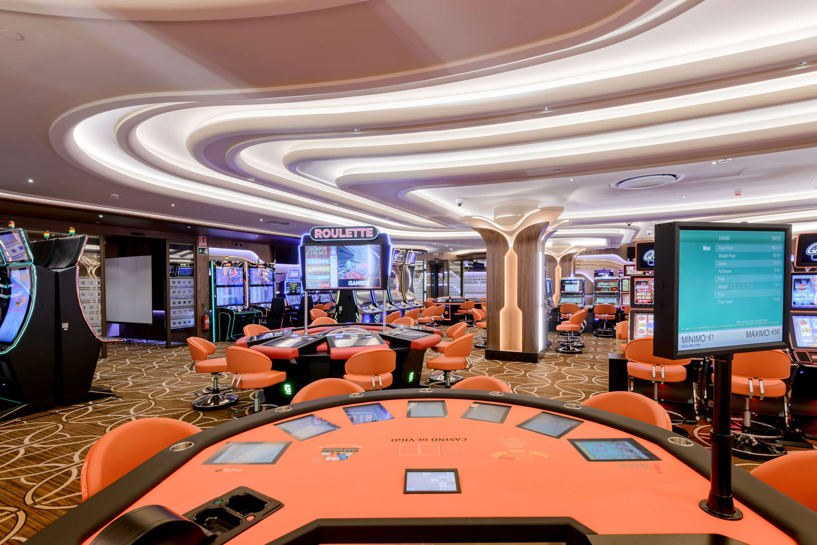 Interior del casino de Vigo de Luckia, participado por Cirsa