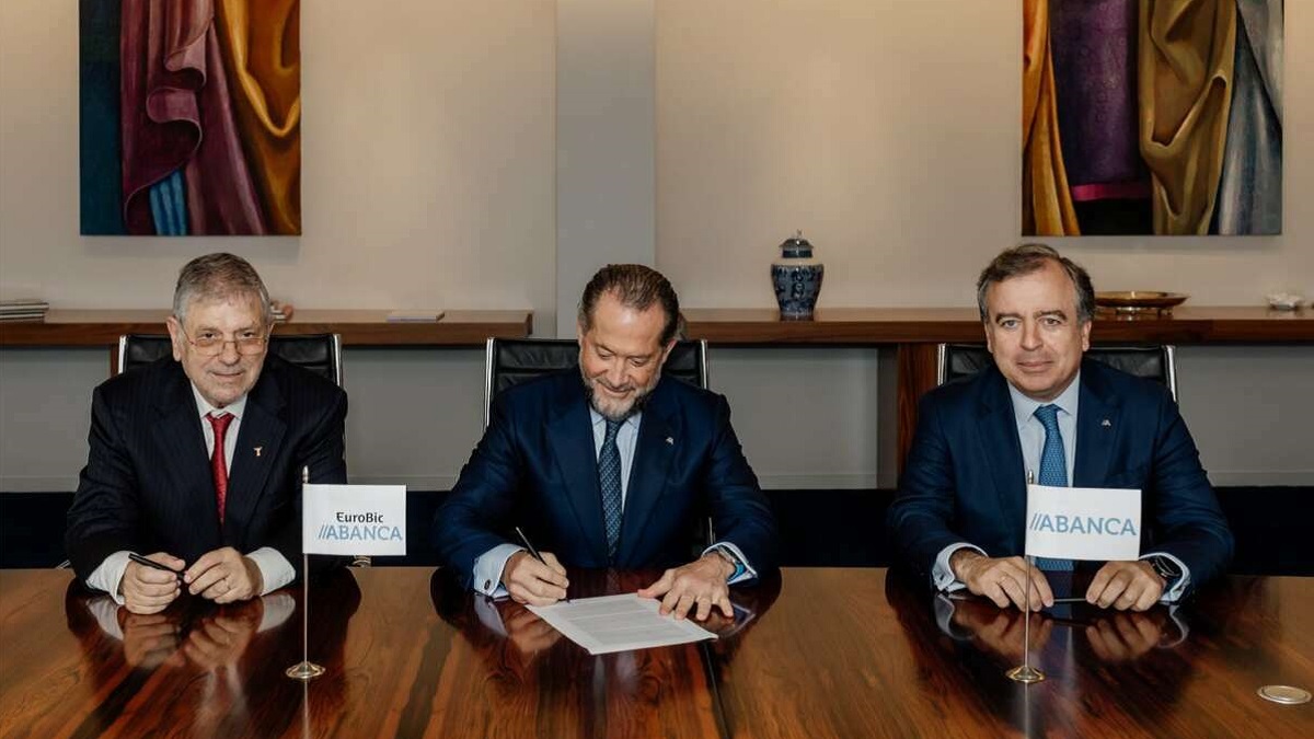 Juan Carlos Escotet (centro) y Francisco Botas (derecha), presidente y consejero delegado de Abanca en la firma, en julio del año pasado, de la adquisición de la financiera lusa Eurobic