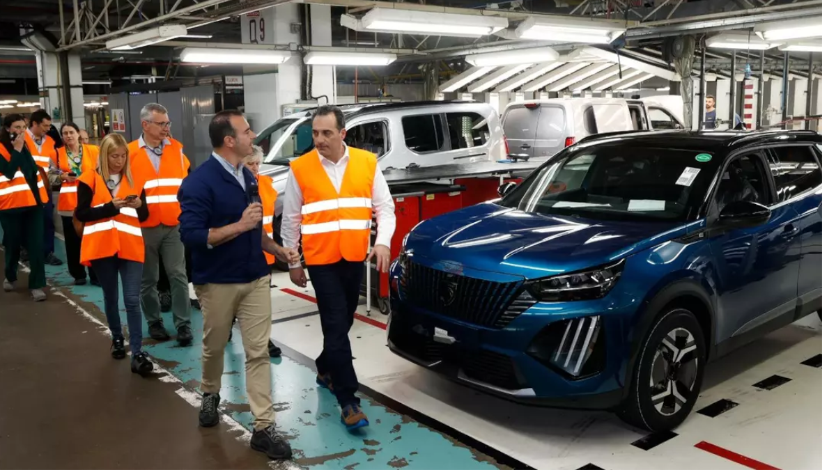 Antonio Filosa en su primera visita como CEO de Stellantis a la fábrica de Vigo