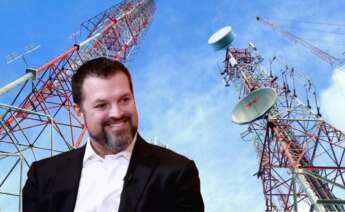 El presidente y CEO de ATC, Steve Vondran, con torres de telecomunicaciones de fondo