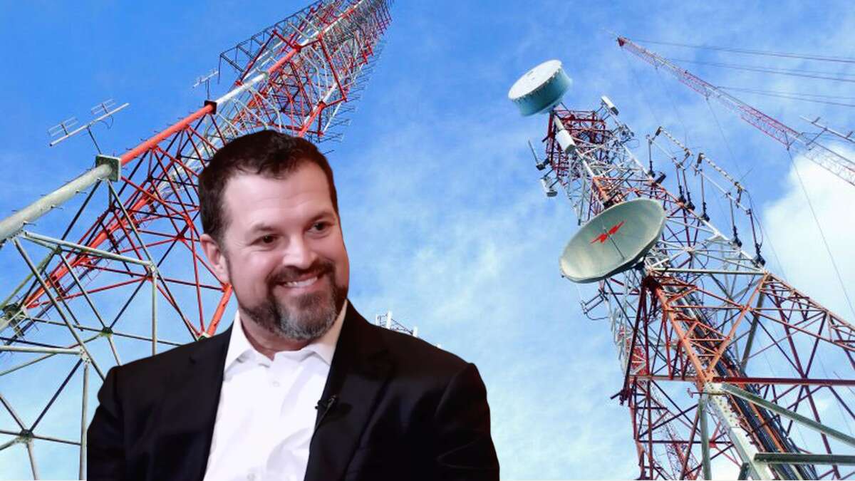 El presidente y CEO de ATC, Steve Vondran, con torres de telecomunicaciones de fondo
