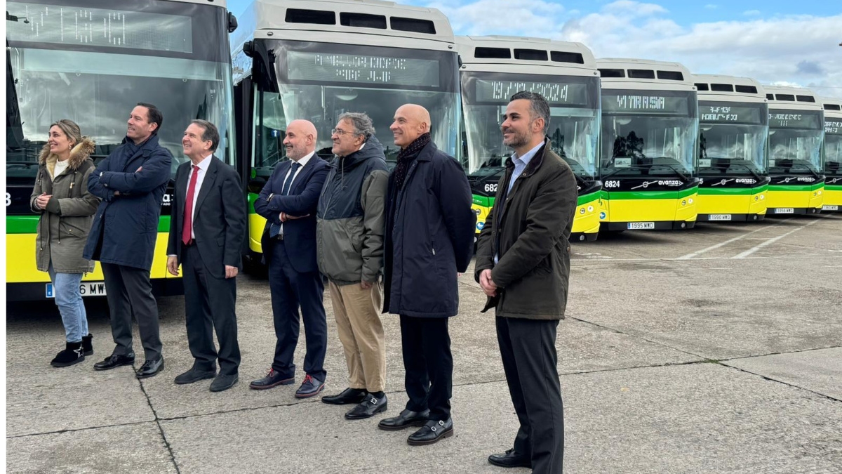 El presidente de Castrosua, Juan Luis Castro (segundo más cercano) en la presentación de los nuevos autobuses de Vitrasa junto al alcalde de Vigo, Abel Caballero, y el director de Cuentas del grupo, Fernando Martínez