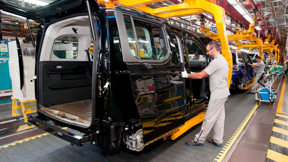 operarios trabajando en una fábrica