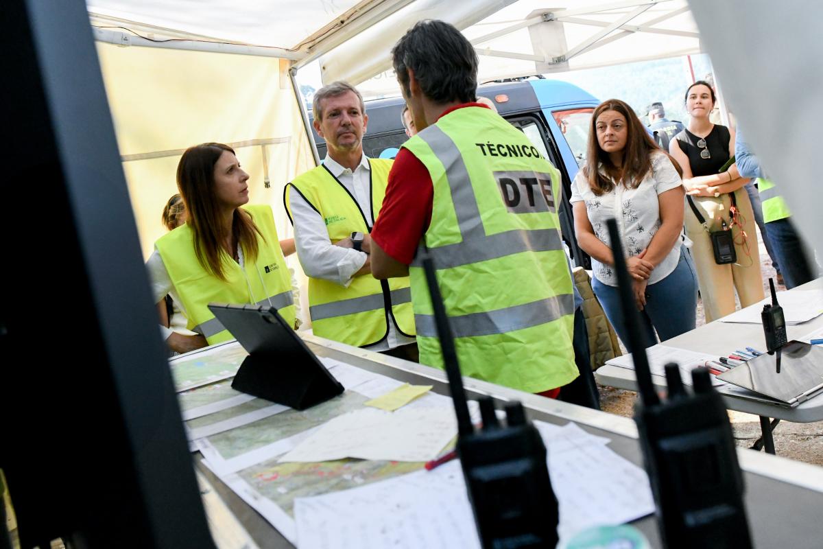 María José Gómez, conselleira de Medio Rural, y Alfonso Rueda, en el puesto de mando avanzado de Quiroga / Xunta
