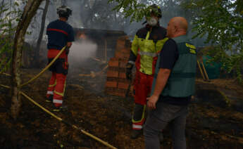 Varios servicios de emergencia trabajan en la extinción del fuego, a 12 de agosto de 2025, en Seixalbo, Ourense