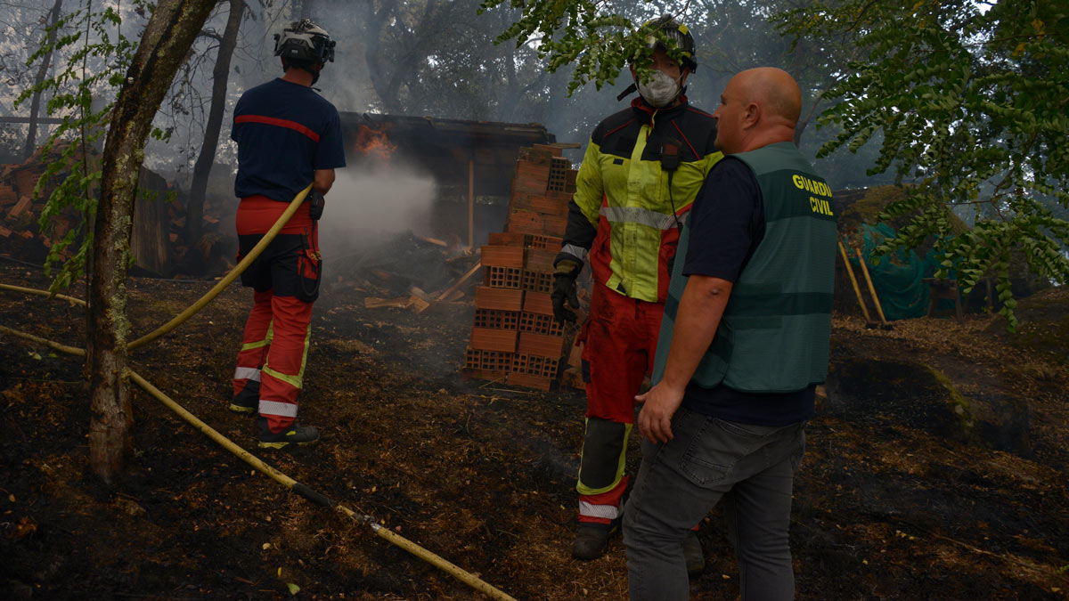 Varios servicios de emergencia trabajan en la extinción del fuego, a 12 de agosto de 2025, en Seixalbo, Ourense