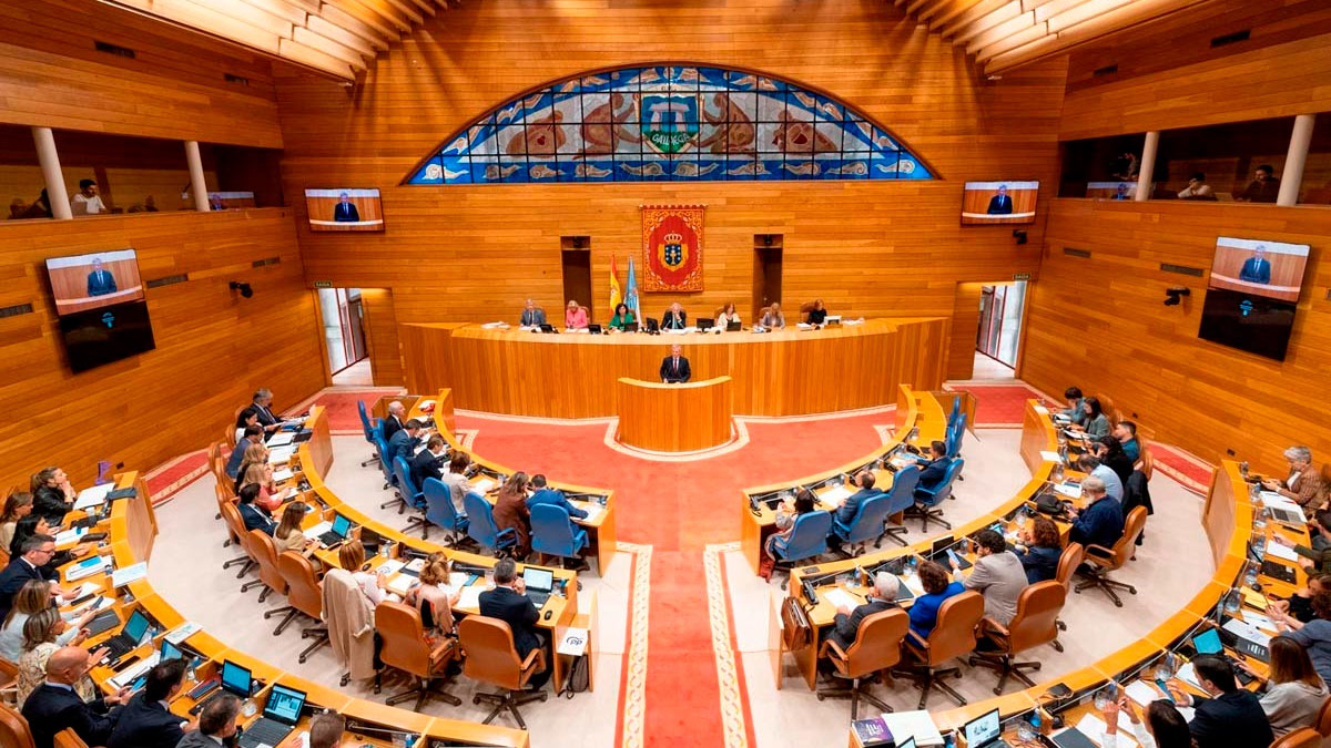 Hemiciclo durante la comaprecencia del presidente de la Xunta, Alfonso Rueda, en el Parlamento gallego