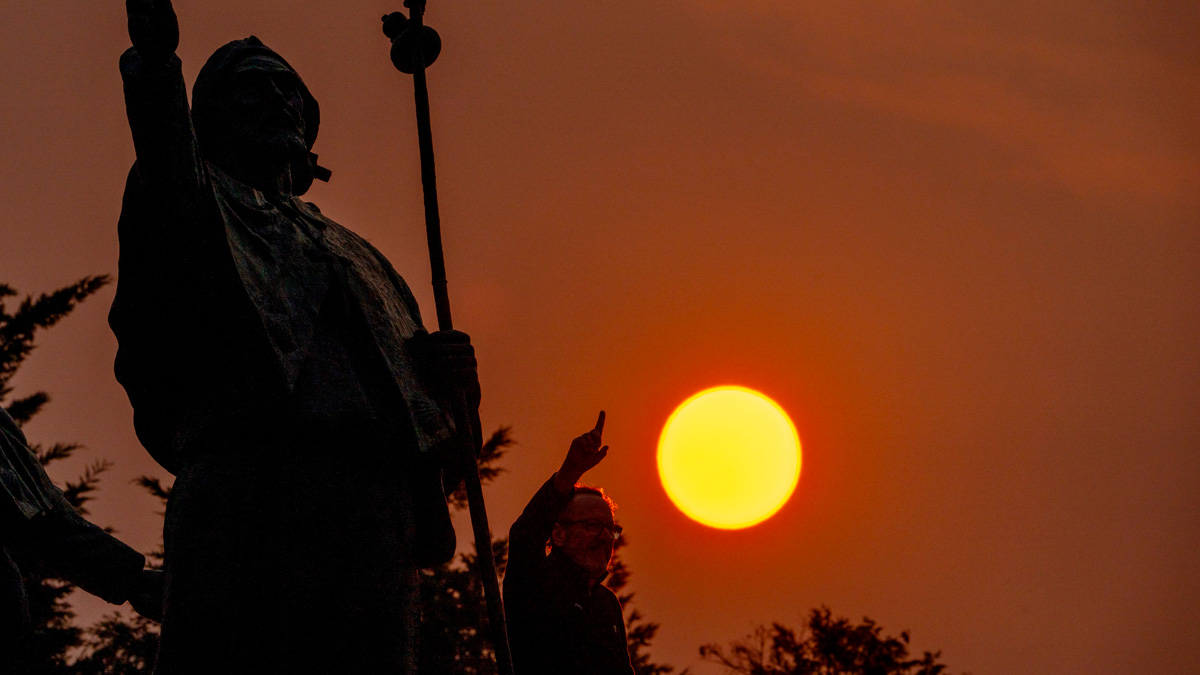 Un peregrino camina durante la salida del sol en el Monte do Gozo, en Santiago de Compostela.